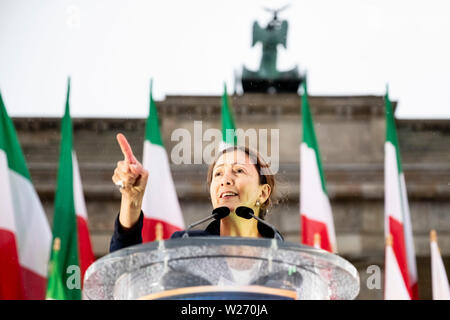 Berlin, Deutschland. 06 Juli, 2019. Íngrid Betancourt, ehemalige kolumbianische Präsidentschaftskandidatin und FARC-Geisel, spricht auf der Kundgebung für den Aufstand und Widerstand der iranischen Bürger außerhalb der Brandenburger Tor. Der Nationale Widerstand des Iran (NWRI) hat für die Rallye genannt. Credit: Christoph Soeder/dpa/Alamy leben Nachrichten Stockfoto