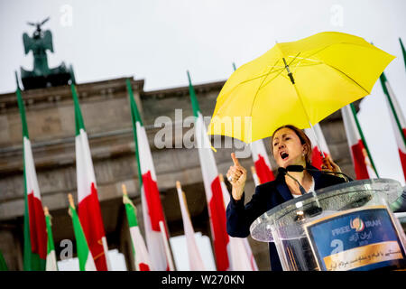 Berlin, Deutschland. 06 Juli, 2019. Íngrid Betancourt, ehemalige kolumbianische Präsidentschaftskandidatin und FARC-Geisel, spricht auf der Kundgebung für den Aufstand und Widerstand der iranischen Bürger außerhalb der Brandenburger Tor. Der Nationale Widerstand des Iran (NWRI) hat für die Rallye genannt. Credit: Christoph Soeder/dpa/Alamy leben Nachrichten Stockfoto