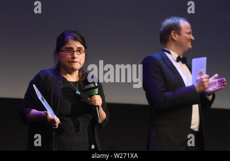 München, Deutschland. 06 Juli, 2019. Melina León, Sieger des internationalen Cinevision Award für Nachwuchsfilmer, wird auf der Bühne mit ihrem Preis auf dem Gasteig. Das Filmfest endet heute mit verschiedenen Preisverleihungen. Credit: Felix Hörhager/dpa/Alamy leben Nachrichten Stockfoto