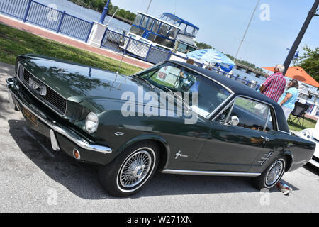 A 1966 Ford Mustang auf dem Display an einem Auto zeigen. Stockfoto