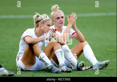 England's Steph Houghton (links) und Alex Steiner am Ende der FIFA Frauen-WM den dritten Platz Play-Off im Stade de Nice, Nice. Stockfoto