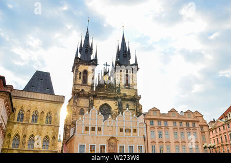 Kirche der Muttergottes vor dem Tyn in Prag, Tschechische Republik fotografiert in wunderschönen Sonnenaufgang vor der Sonne. Gotische Kirche und eine Dominante der Marktplatz der Altstadt. Erstaunlich, Tschechien. Stockfoto