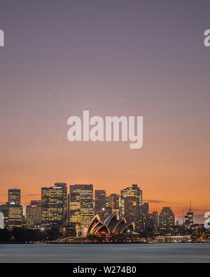 Weitbereichsaufnahme der Skyline von Sydney mit Wolkenkratzern bei Sonnenuntergang Stockfoto