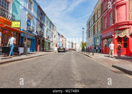 LONDON ENGLAND - 15. JULI 2013; Menschen auf der Straße, in der Regel Englisch alte Gebäude und Alice's Antiquitäten red fronted Shop auf der Portobello Road. Stockfoto