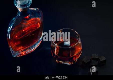 Karaffe reifen Malt Whisky mit vollen Glas neben wiederverwendbare Eiswürfel oder kühlen Blöcke auf der Theke in einem hohen Winkel anzeigen Stockfoto