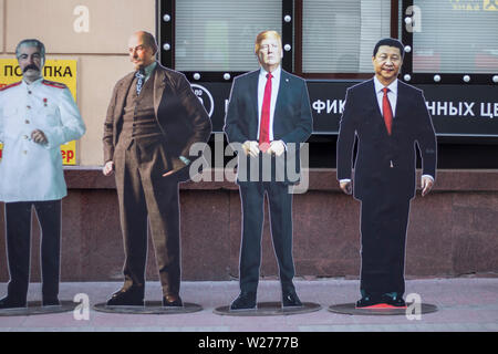 Moskau, Russland - Juli 2, 2019, die pappfiguren von Stalin, Lenin, Trumpf und Kim Ir gesungen werden auf Arbat Straße angezeigt Stockfoto