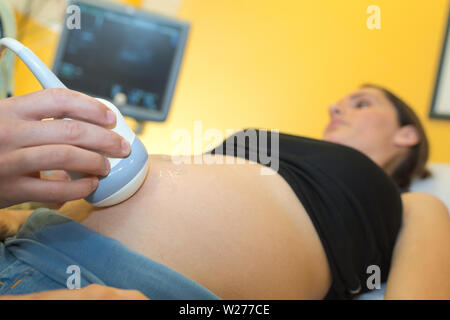 Schwangere Frau während der ECHOGRAPHIE in der Klinik Stockfoto