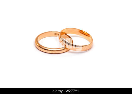 Zwei goldene Ringe mit micro Kratzer auf weißem Hintergrund Stockfoto