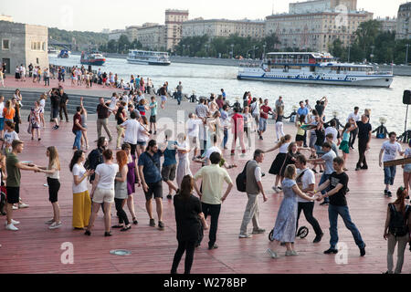 Moskau, Russland - 24. JUNI 2019: Tanzen draußen im Park auf Pushkinskaya Damm Stockfoto