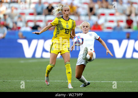 Schwedens Sofia Jakobsson (links) und der Engländer Alex Wald Kampf um den Ball während der FIFA Frauen-WM-Dritten Platz Play-Off im Stade de Nice, Nice. Stockfoto