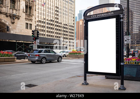 Leere weiße ad Billboard an der Haltestelle für Werbung, Chicago City Gebäude und Straßen-Hintergrund. Platz kopieren Stockfoto