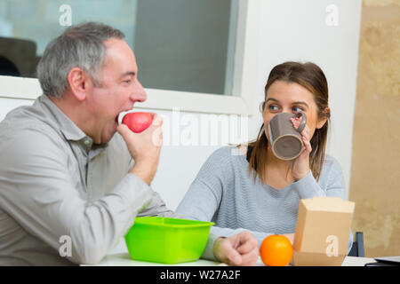 Zwei Büroangestellte mit einer Unterbrechung Stockfoto