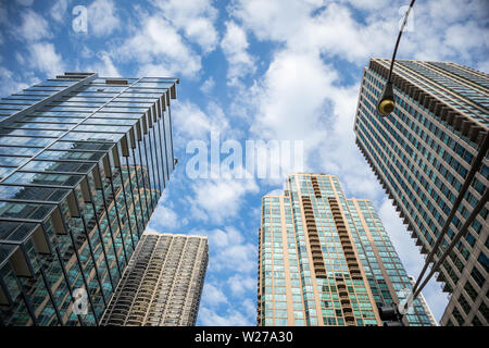 Chicago, Illinois. USA, Stadtbild, Frühling. Stadt Hochhäuser blauen bewölkten Himmel Hintergrund, Low Angle View Stockfoto