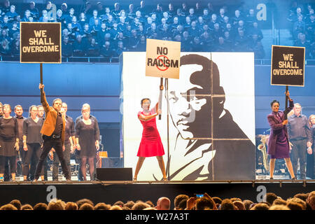 Der Chor der musikalischen 'Martin Luther King" wurde am 20.6.2019 in der Evangelischen Kirchentag in der Dortmunder Westfalenhalle durchgeführt, mit mehr als 2.000 Teilnehmern. Stockfoto