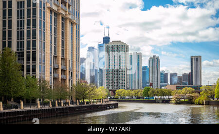 Chicago cityscape, Frühling. Chicago City Waterfront Hochhäuser auf dem Fluss Kanal, blauer Himmel Hintergrund Stockfoto