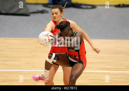 Cardiff, Großbritannien. 06. Juli 2019. Aktion aus Wales (in Rot) v Malawi, internationale netball freundlich an der Viola Arena in Cardiff, South Wales am Samstag, den 6. Juli 2019. Die Malawi Team bereiten sich auf die NETBALL-wm nächste Woche. pic von der Credit: Andrew Obstgarten/Alamy leben Nachrichten Stockfoto