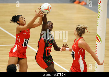 Cardiff, Großbritannien. 06. Juli 2019. Aktion aus Wales (in Rot) v Malawi, internationale netball freundlich an der Viola Arena in Cardiff, South Wales am Samstag, den 6. Juli 2019. Die Malawi Team bereiten sich auf die NETBALL-wm nächste Woche. pic von der Credit: Andrew Obstgarten/Alamy leben Nachrichten Stockfoto