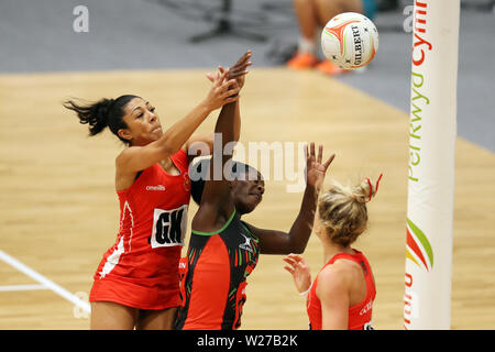 Cardiff, Großbritannien. 06. Juli 2019. Aktion aus Wales (in Rot) v Malawi, internationale netball freundlich an der Viola Arena in Cardiff, South Wales am Samstag, den 6. Juli 2019. Die Malawi Team bereiten sich auf die NETBALL-wm nächste Woche. pic von der Credit: Andrew Obstgarten/Alamy leben Nachrichten Stockfoto