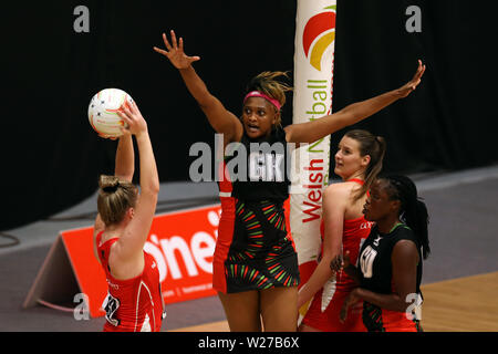 Cardiff, Großbritannien. 06. Juli 2019. Aktion aus Wales (in Rot) v Malawi, internationale netball freundlich an der Viola Arena in Cardiff, South Wales am Samstag, den 6. Juli 2019. Die Malawi Team bereiten sich auf die NETBALL-wm nächste Woche. pic von der Credit: Andrew Obstgarten/Alamy leben Nachrichten Stockfoto