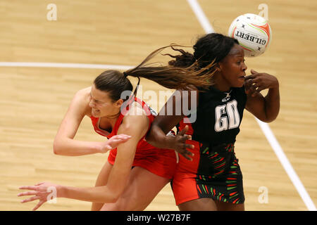 Cardiff, Großbritannien. 06. Juli 2019. Aktion aus Wales (in Rot) v Malawi, internationale netball freundlich an der Viola Arena in Cardiff, South Wales am Samstag, den 6. Juli 2019. Die Malawi Team bereiten sich auf die NETBALL-wm nächste Woche. pic von der Credit: Andrew Obstgarten/Alamy leben Nachrichten Stockfoto