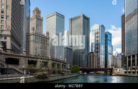 Chicago cityscape, Frühling. Chicago City Waterfront Hochhäuser auf dem Fluss Kanal, blauer Himmel Hintergrund Stockfoto