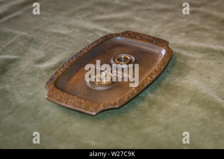 Regensburg, Bayern, Deutschland, April 27, 2019, Hochzeit Ringe am grünen Tisch auf dem Standesamt im Alten Rathaus in Regensburg, Deutschland Stockfoto