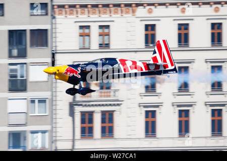 BUDAPEST/UNGARN - Juli 4, 2015: Peter Besenyei mit N806 PB Zivko Edge 540 fliegen über die Donau in der Innenstadt von Budapest, bei Red Bull Air Race 2015 Stockfoto