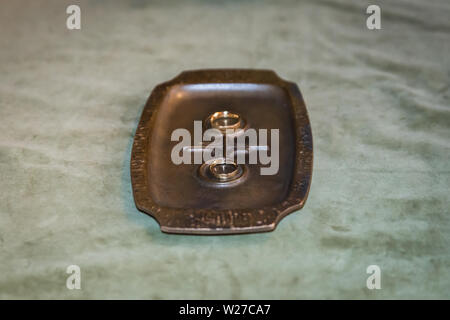 Regensburg, Bayern, Deutschland, April 27, 2019, Hochzeit Ringe am grünen Tisch auf dem Standesamt im Alten Rathaus in Regensburg, Deutschland Stockfoto