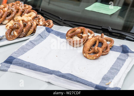 Bayerische Brezeln mit Butter auf Baumwolltücher serviert, Deutschland Stockfoto