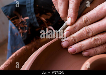 Professionelle Potter die Schüssel in der Töpferei, Studio. Stockfoto