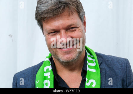 Dortmund, Deutschland, 21. Juni 2019. Politiker Robert Habeck auf einem Podium der 37. Deutsche Evangelische Kirchentag. Habeck (geboren am 2. September 1969 in Lübeck) ist ein deutscher Politiker der deutschen Grünen Partei. Seit Januar 27, 2018, ist er zusammen mit Annalena Baerbock nationale Vorsitzende der deutschen Grünen Stockfoto