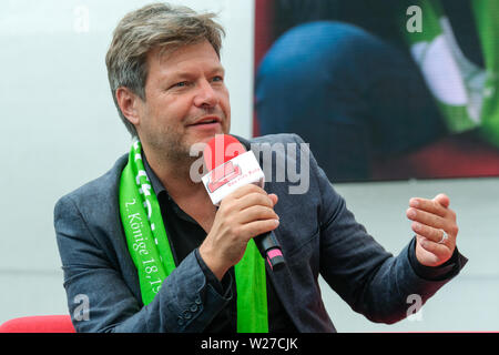 Dortmund, Deutschland, 21. Juni 2019. Politiker Robert Habeck auf einem Podium der 37. Deutsche Evangelische Kirchentag. Habeck (geboren am 2. September 1969 in Lübeck) ist ein deutscher Politiker der deutschen Grünen Partei. Seit Januar 27, 2018, ist er zusammen mit Annalena Baerbock nationale Vorsitzende der deutschen Grünen Stockfoto