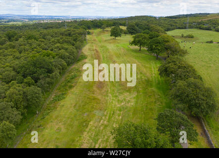 Luftbild anzeigen Route (Blick nach Osten) der Römischen Antonine Wall Graben an rauhen Schloss, Central Region, Schottland, Großbritannien Stockfoto