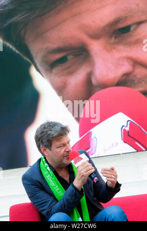 Dortmund, Deutschland, 21. Juni 2019. Politiker Robert Habeck auf einem Podium der 37. Deutsche Evangelische Kirchentag. Habeck (geboren am 2. September 1969 in Lübeck) ist ein deutscher Politiker der deutschen Grünen Partei. Seit Januar 27, 2018, ist er zusammen mit Annalena Baerbock nationale Vorsitzende der deutschen Grünen Stockfoto