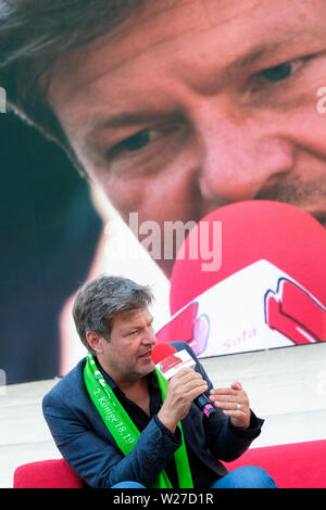 Dortmund, Deutschland, 21. Juni 2019. Politiker Robert Habeck auf einem Podium der 37. Deutsche Evangelische Kirchentag. Habeck (geboren am 2. September 1969 in Lübeck) ist ein deutscher Politiker der deutschen Grünen Partei. Seit Januar 27, 2018, ist er zusammen mit Annalena Baerbock nationale Vorsitzende der deutschen Grünen Stockfoto