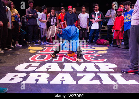 SÃO PAULO, SP - 06.07.2019: RED BULL BC ONE CAMP Brasilien-Am 5. Juli, 6. und 7., Red Bull BC One Camp Brasilien, die größte Meisterschaft in Breakdance in der Welt. Gehalten auf der São Paulo Cultural Center, die Veranstaltung mit Workshops und Vorträgen, sowie Tanz Kämpfe, die die Vertreter Brasiliens in der Welt Titel Rennen in Indien im November bestimmen. Auf dem Foto, Event Teilnehmer tanzen. (Foto: Daniel Lins/Fotoarena) Stockfoto