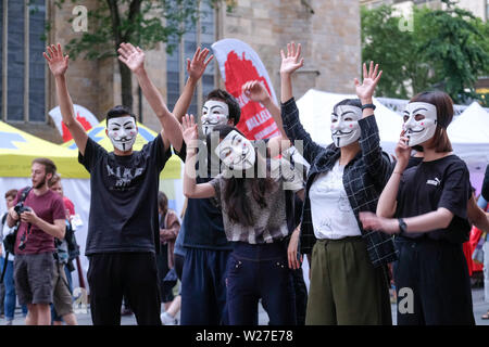 Pantomime Group aus Taiwan mit Guy Fawkes Masken während der 37. Deutsche Evangelische Kirchentag in der Innenstadt von Dortmund, Deutschland, Juni 2019 19. Stockfoto