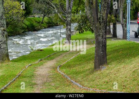 Schöner Fluss durch einen ländlichen Stadtpark Stockfoto