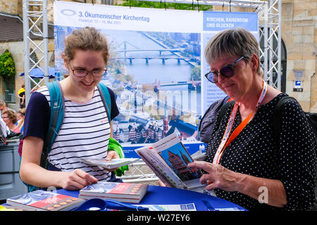 Mit dem 37. Evangelischen Kirchentag 2019 in Dortmund wird in den nächsten 3. Der ökumenischen Kirchentag im Mai 2021 in Frankfurt/Main stattfindet, aufmerksam gemacht - - - auf der 37. Evangelische Kirchentag 2019 in Dortmund, die Aufmerksamkeit wird auf die nächste 3. Ökumenischen Kirchentag, der findet im Mai 2021 in Frankfurt/Main, Deutschland Stockfoto