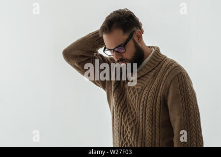 Hübscher junger Erwachsener mit headeache Stockfoto