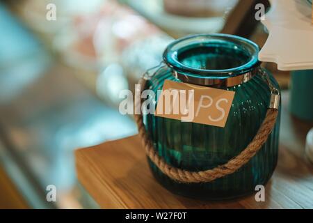 Die Inschrift Tipps auf einem Glas antike Jar Stockfoto