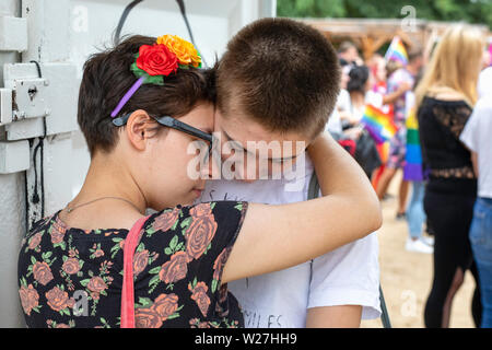 Poznan/Polen - 07.06.2019: Gay Parade oder Gleichstellung März und Nationalisten protestieren, bereitschaftspolizei Kräfte. Stockfoto