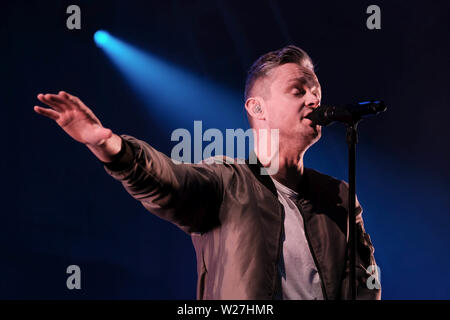 Große Tew, Oxfordshire, UK. , 6. Juli 2019. Tom Chaplin, mit Keane auf der Bühne im Cornbury Festival, tolle Tew, Oxfordshire, UK. Credit: Dawn Fletcher-Park/Alamy leben Nachrichten Stockfoto