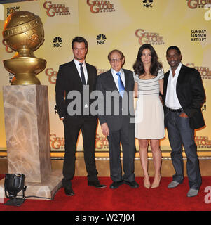 LOS ANGELES, Ca. Dezember 14, 2010: Juosh Duhamel (links), der HFPA Präsident Philip Burk, Katie Holmes & Blair Underwood auf die Nominierungen für die Golden Globe Awards 2011 im Beverly Hilton Hotel. © 2010 Paul Smith/Featureflash Stockfoto