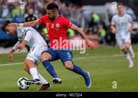 6. Juli 2019, Arena Korinther Stadion, Sao Paulo, Brasilien; Copa America international Fußball, 3.-4. Endspiel Finale, Argentinien gegen Chile; Paulo Dybala von Argentinien hält weg von Paulo Dí az von Chile Stockfoto