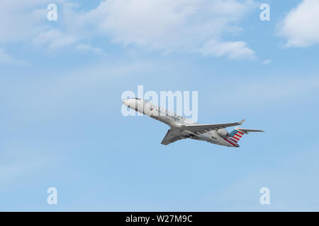 American Airlines Bombardier CRJ-701ER (Kennzeichen N724SK), Abfahrt vom Flughafen Los Angeles, LAX. Stockfoto