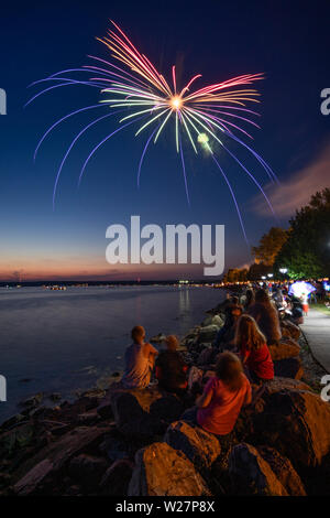 SYLVAN BEACH, NEW YORK - Juli 3, 2019: Feuerwerk und Feier der Unabhängigkeit in Sylvan Beach der Oneida Lake in Upstate New York. Stockfoto