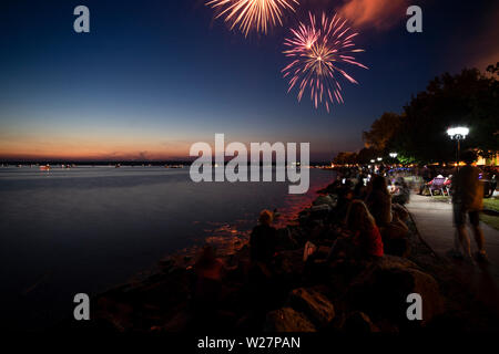 SYLVAN BEACH, NEW YORK - Juli 3, 2019: Feuerwerk und Feier der Unabhängigkeit in Sylvan Beach der Oneida Lake in Upstate New York. Stockfoto