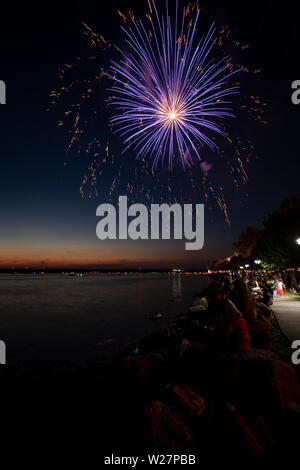 SYLVAN BEACH, NEW YORK - Juli 3, 2019: Feuerwerk und Feier der Unabhängigkeit in Sylvan Beach der Oneida Lake in Upstate New York. Stockfoto