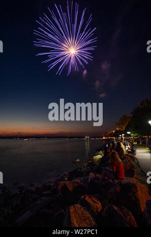 SYLVAN BEACH, NEW YORK - Juli 3, 2019: Feuerwerk und Feier der Unabhängigkeit in Sylvan Beach der Oneida Lake in Upstate New York. Stockfoto